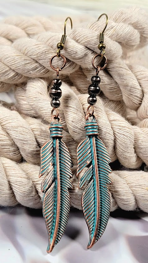 Pendiente de plumas de pátina verde de moda, joyería con acabado envejecido, accesorio inspirado en la naturaleza, colgante de hoja rústica, joyería de estilo Boho