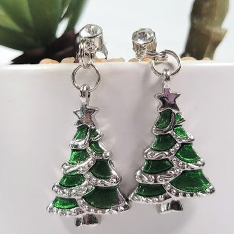 Boucles d’oreilles miniatures en forme d’arbre de Noël vert, Dangle de vacances festives, Mode d’hiver pour femmes, Accessoire saisonnier élégant, Cadeau intemporel pour elle