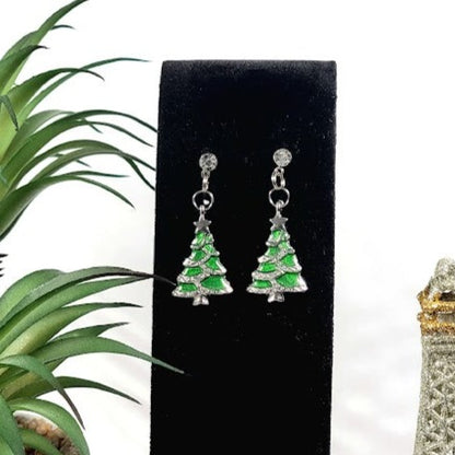 Pendientes de árbol de Navidad verde en miniatura, colgante festivo, moda de invierno para mujer, elegante accesorio de temporada, regalo atemporal para ella