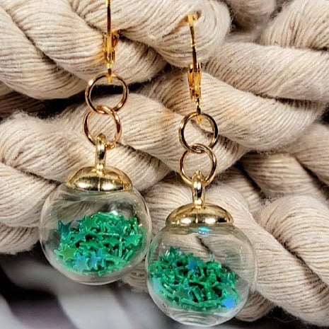 Confettis verts dans un globe miniature, boucle d’oreille de fête de Noël, pendentif de vacances chic, petite goutte festive, bijoux de mode d’hiver élégants pour elle