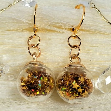 Confettis dorés dans un globe miniature, boucle d’oreille de fête de Noël, pendentif de vacances chic, petite goutte festive, bijoux de mode d’hiver élégants pour elle