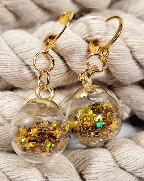 Confettis dorés dans un globe miniature, boucle d’oreille de fête de Noël, pendentif de vacances chic, petite goutte festive, bijoux de mode d’hiver élégants pour elle