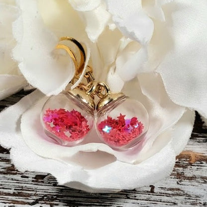 Confettis rouges dans un globe miniature, boucle d’oreille de fête de Noël, pendentif de vacances chic, petite goutte festive, bijoux de mode d’hiver élégants pour elle