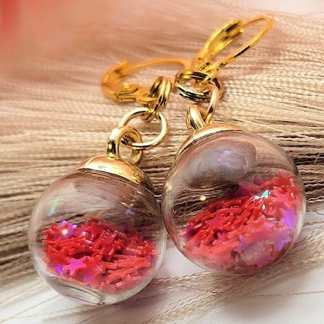 Confettis rouges dans un globe miniature, boucle d’oreille de fête de Noël, pendentif de vacances chic, petite goutte festive, bijoux de mode d’hiver élégants pour elle