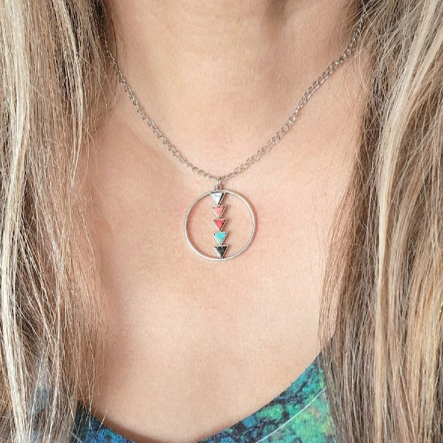 Collier triangle multicolore, pendentif pointe de flèche tendance avec couleur turquoise, cadeau de bijoux élégant unique pour elle, charme conçu sur mesure