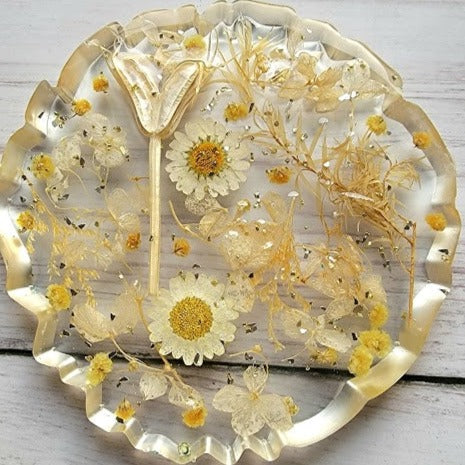 Ensemble de plateaux et de dessous de verre décoratifs à feuillage de marguerite blanche, sous-verres fabriqués à la main avec de vraies fleurs, multifonctionnels pour les rassemblements festifs