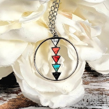 Collier triangle multicolore, pendentif pointe de flèche tendance avec couleur turquoise, cadeau de bijoux élégant unique pour elle, charme conçu sur mesure