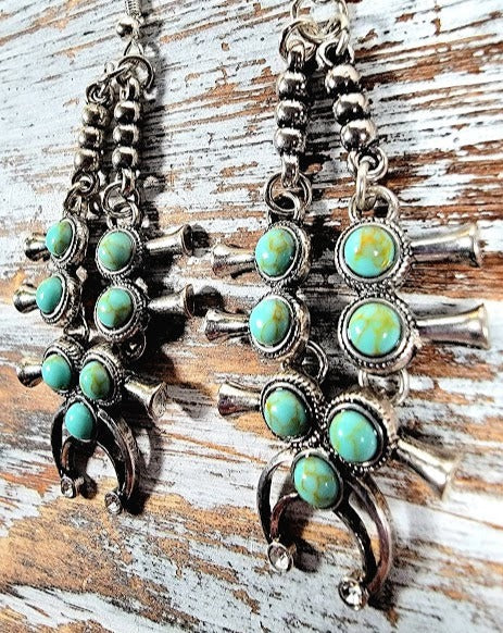 Faux Turquoise Squash Blossom Dangle, Bijoux design inspirés Navajo, Bijoux pour femmes Sundance, Accessoire Flair du Sud-Ouest