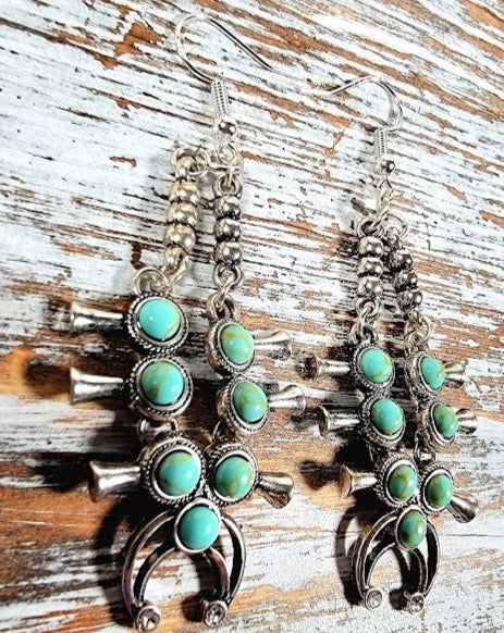 Faux Turquoise Squash Blossom Dangle, Bijoux design inspirés Navajo, Bijoux pour femmes Sundance, Accessoire Flair du Sud-Ouest