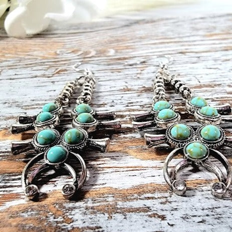 Faux Turquoise Squash Blossom Dangle, Bijoux design inspirés Navajo, Bijoux pour femmes Sundance, Accessoire Flair du Sud-Ouest