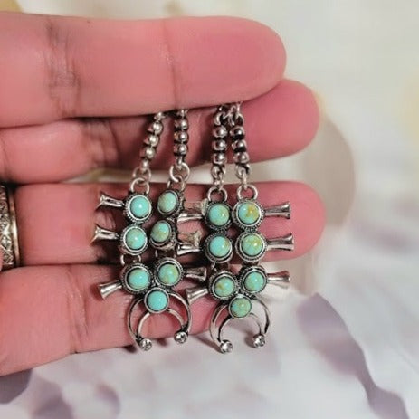 Faux Turquoise Squash Blossom Dangle, Bijoux design inspirés Navajo, Bijoux pour femmes Sundance, Accessoire Flair du Sud-Ouest