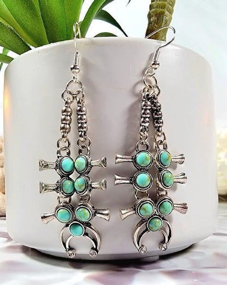 Faux Turquoise Squash Blossom Dangle, Bijoux design inspirés Navajo, Bijoux pour femmes Sundance, Accessoire Flair du Sud-Ouest