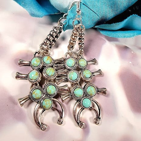 Faux Turquoise Squash Blossom Dangle, Bijoux design inspirés Navajo, Bijoux pour femmes Sundance, Accessoire Flair du Sud-Ouest