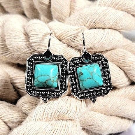 Faux Turquoise Beaded Dangle, Allure rustique avec strass scintillant, élégance des bijoux du Sud-Ouest, beauté intemporelle avec art magistral