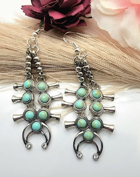 Faux Turquoise Squash Blossom Dangle, Bijoux design inspirés Navajo, Bijoux pour femmes Sundance, Accessoire Flair du Sud-Ouest