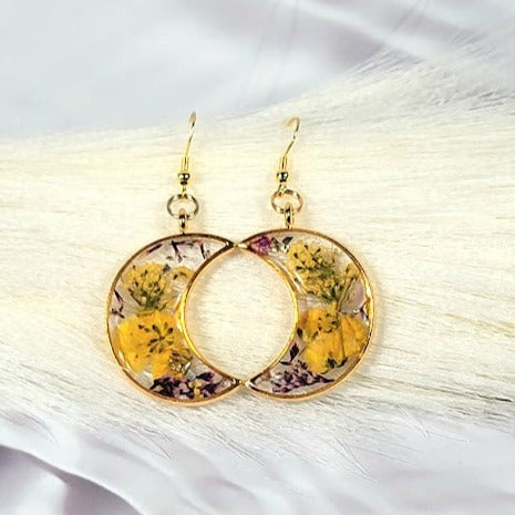 Pendientes colgantes de flores amarillas simples con atractivo atemporal, elegante gota ecológica, delicado accesorio floral, diseño minimalista y elegante