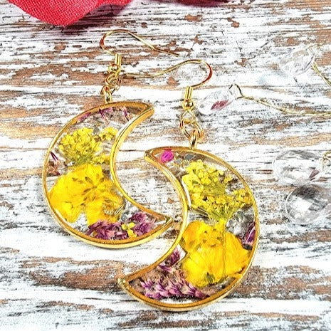 Boucles d’oreilles simples à fleurs jaunes avec attrait intemporel, goutte écologique élégante, accessoire floral délicat, design minimaliste et chic