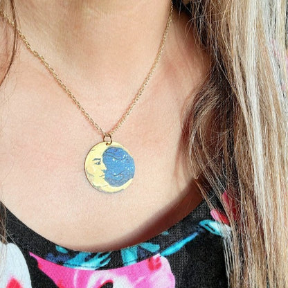 Collier croissant de lune jaune vif, accessoire de mode sur le thème céleste, pendentif étoile mystique et tourbillon, bijoux uniques fantaisistes du ciel nocturne