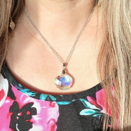 Mesmerizing Clam-Shaped Reflective Necklace, Iridescent Play of Light Pendant