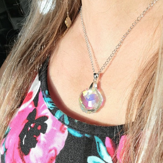 Mesmerizing Clam-Shaped Reflective Necklace, Iridescent Play of Light Pendant