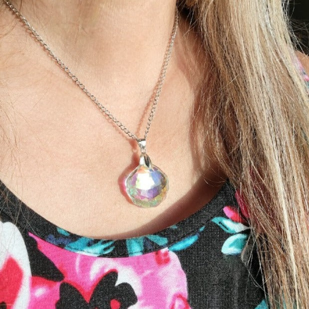 Mesmerizing Clam-Shaped Reflective Necklace, Iridescent Play of Light Pendant