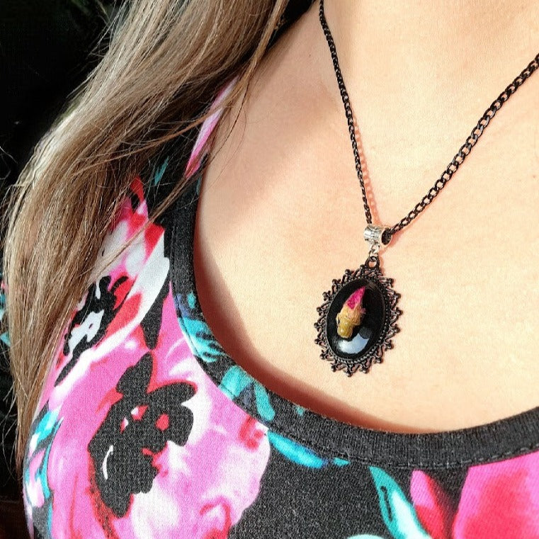 Rosa hecha a mano en resina, joyería hecha a mano con encanto vintage, collar de cameo 3D único, belleza nostálgica atemporal, elegante colgante de reliquia