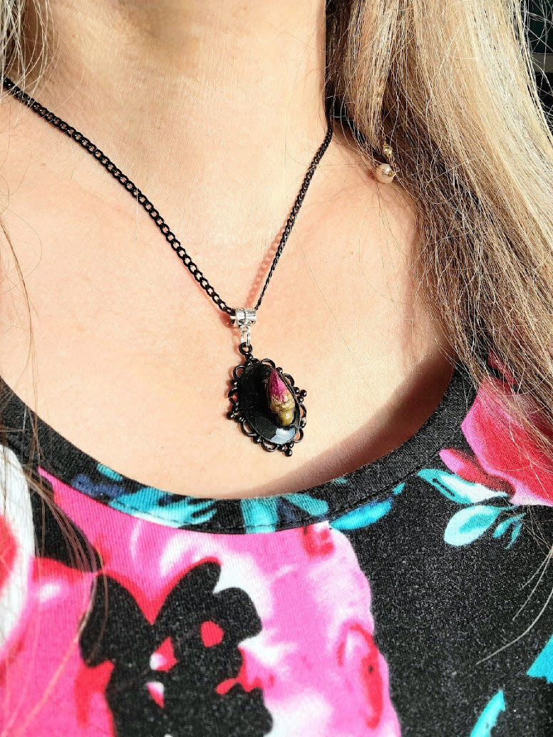 Collier camée sur le thème vintage 3D, véritable bouton de rose encapsulé dans de la résine, élégance intemporelle fabriquée à la main, art romantique figé dans le temps