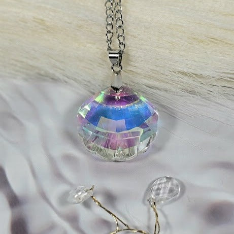 Mesmerizing Clam-Shaped Reflective Necklace, Iridescent Play of Light Pendant