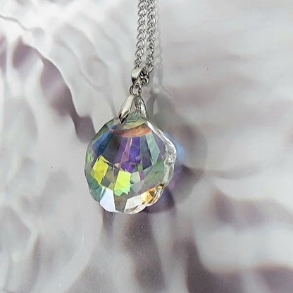 Mesmerizing Clam-Shaped Reflective Necklace, Iridescent Play of Light Pendant