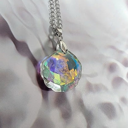 Mesmerizing Clam-Shaped Reflective Necklace, Iridescent Play of Light Pendant