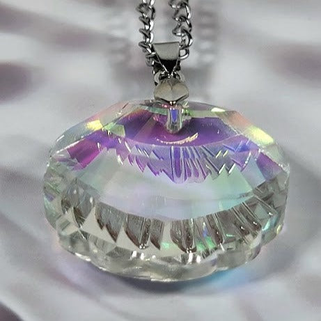 Fascinante collar reflectante en forma de almeja, juego iridiscente de luz, joyería caprichosa única con temática oceánica, elegancia mística, similar al vidrio