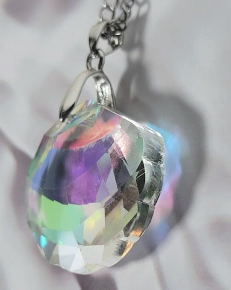 Mesmerizing Clam-Shaped Reflective Necklace, Iridescent Play of Light Pendant