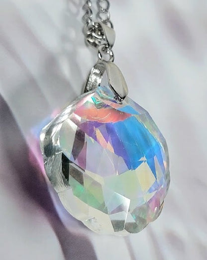 Mesmerizing Clam-Shaped Reflective Necklace, Iridescent Play of Light Pendant