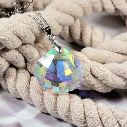 Mesmerizing Clam-Shaped Reflective Necklace, Iridescent Play of Light Pendant