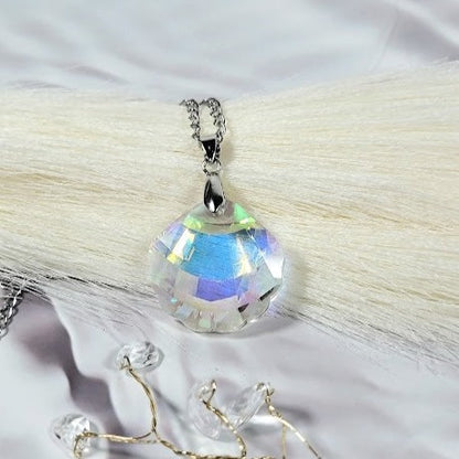 Mesmerizing Clam-Shaped Reflective Necklace, Iridescent Play of Light Pendant