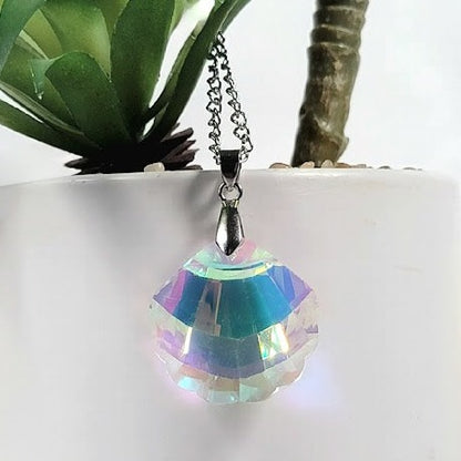 Fascinante collar reflectante en forma de almeja, juego iridiscente de luz, joyería caprichosa única con temática oceánica, elegancia mística, similar al vidrio