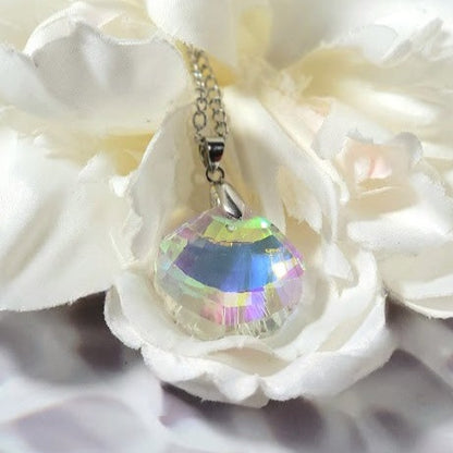 Mesmerizing Clam-Shaped Reflective Necklace, Iridescent Play of Light Pendant