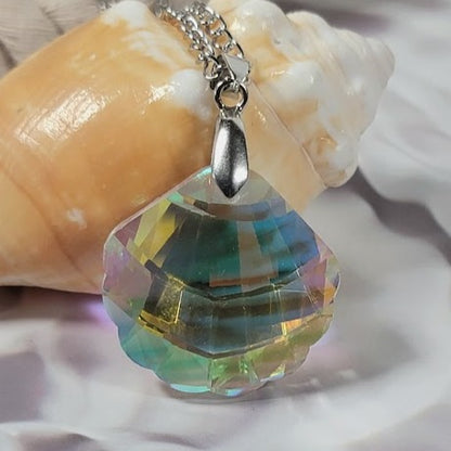 Mesmerizing Clam-Shaped Reflective Necklace, Iridescent Play of Light Pendant