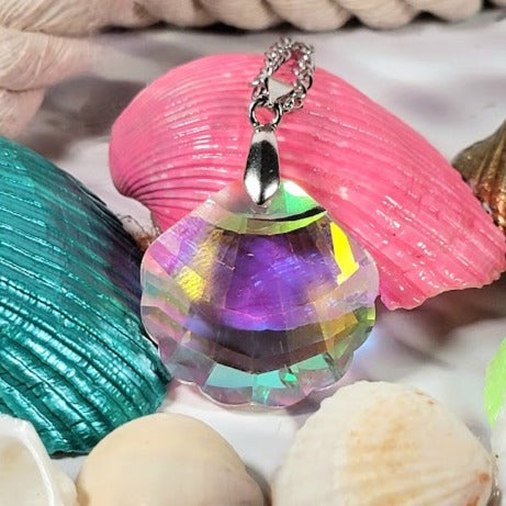 Mesmerizing Clam-Shaped Reflective Necklace, Iridescent Play of Light Pendant