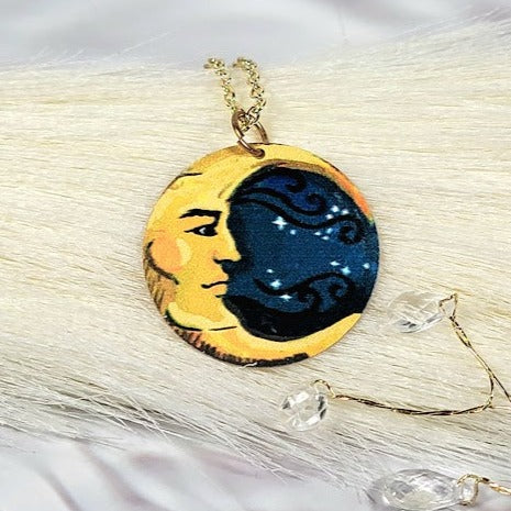 Collier croissant de lune jaune vif, accessoire de mode sur le thème céleste, pendentif étoile mystique et tourbillon, bijoux uniques fantaisistes du ciel nocturne