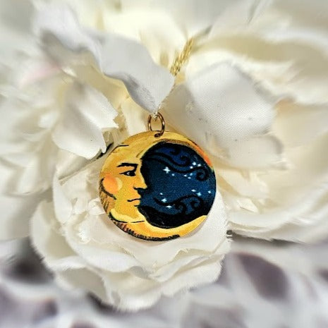 Collier croissant de lune jaune vif, accessoire de mode sur le thème céleste, pendentif étoile mystique et tourbillon, bijoux uniques fantaisistes du ciel nocturne