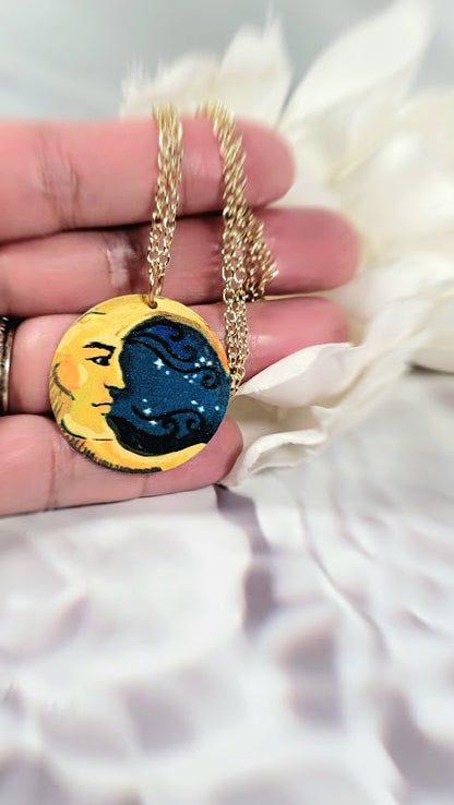 Collier croissant de lune jaune vif, accessoire de mode sur le thème céleste, pendentif étoile mystique et tourbillon, bijoux uniques fantaisistes du ciel nocturne