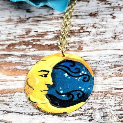 Collier croissant de lune jaune vif, accessoire de mode sur le thème céleste, pendentif étoile mystique et tourbillon, bijoux uniques fantaisistes du ciel nocturne