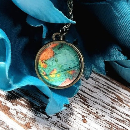 Collier Terre Lumineuse, Bijoux Glow in the Dark, Bijoux sur le thème de l’exploration et de l’aventure, Cadeau de voyageur du monde, Accessoire élégant Wanderlust