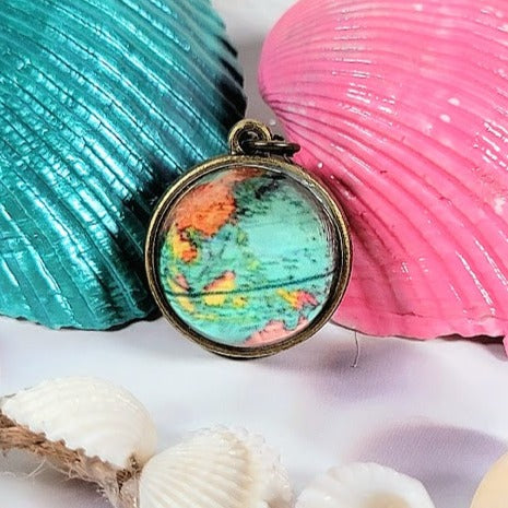 Collier Terre Lumineuse, Bijoux Glow in the Dark, Bijoux sur le thème de l’exploration et de l’aventure, Cadeau de voyageur du monde, Accessoire élégant Wanderlust