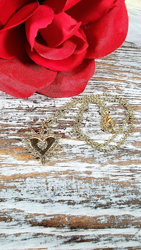 Collier Golden Heart Sunray, collier céleste inspiré de l’amour avec étincelle, bijoux élégants uniques en leur genre pour femmes, bijoux pailletés