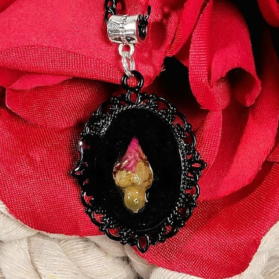 La naturaleza se encuentra con la sofisticación, collar de capullo de rosa prensado naturalmente, belleza floral etérea, joyería atemporal envuelta en resina, arte de simplicidad elegante