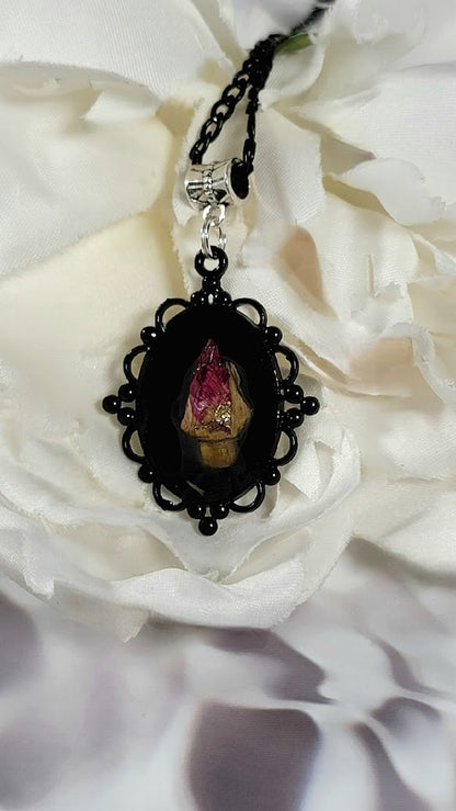 Collier camée sur le thème vintage 3D, véritable bouton de rose encapsulé dans de la résine, élégance intemporelle fabriquée à la main, art romantique figé dans le temps