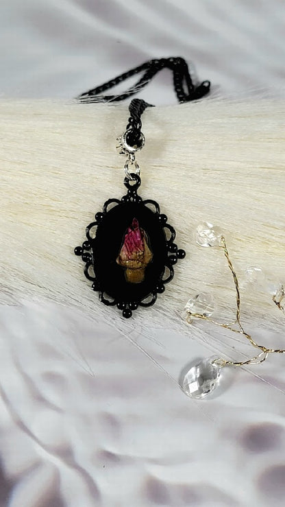 Collier camée sur le thème vintage 3D, véritable bouton de rose encapsulé dans de la résine, élégance intemporelle fabriquée à la main, art romantique figé dans le temps