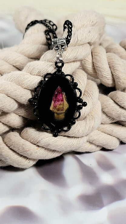 Collier camée sur le thème vintage 3D, véritable bouton de rose encapsulé dans de la résine, élégance intemporelle fabriquée à la main, art romantique figé dans le temps